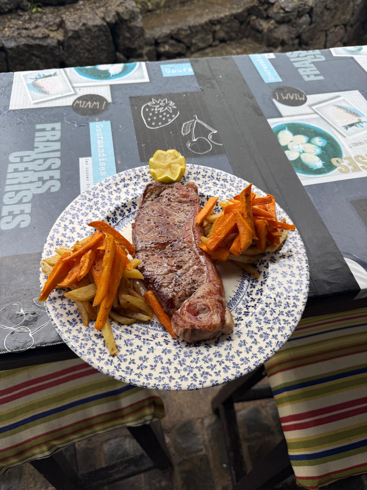 Carne a la piedra con batata — la experiencia estrella de Bochinche La Castana