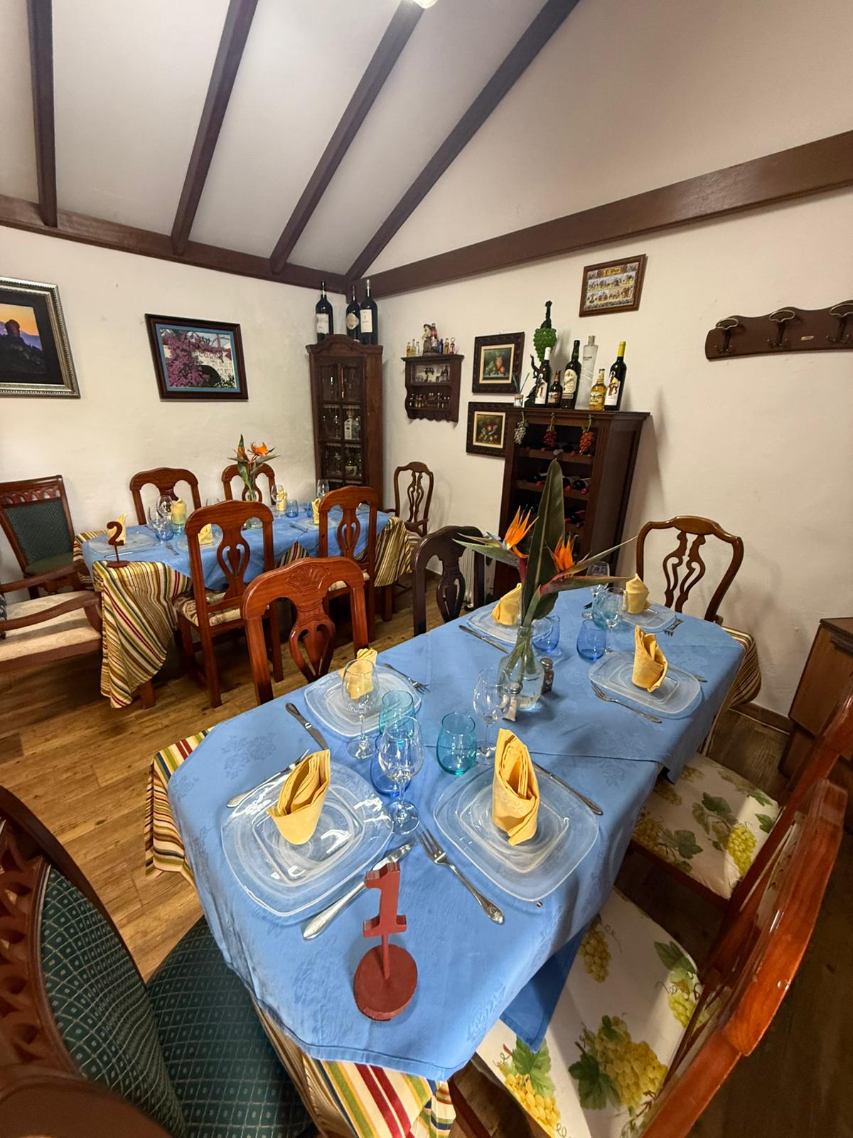Mesa puesta en el Bochinche La Castana — la experiencia de carne a la piedra