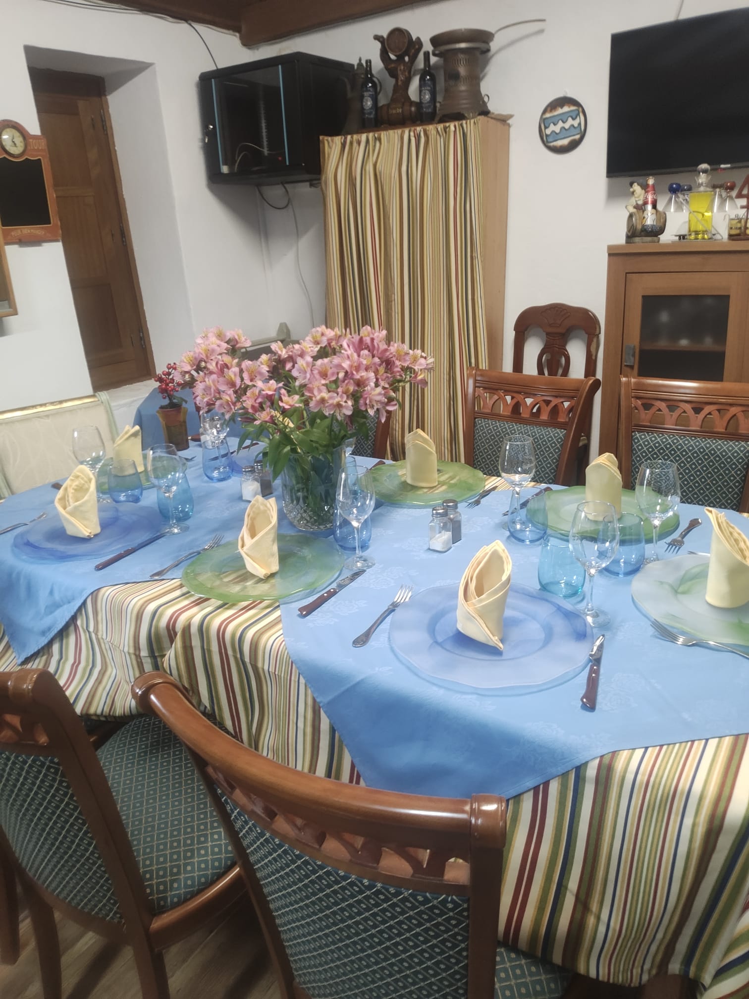 Comedor VIP del Bochinche La Castana en Valleseco — manteleria de tela y vajilla decorativa